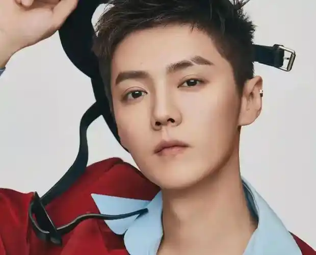 31岁的鹿晗变了清爽短发造型瞬间英气不少这才是男儿本色啊