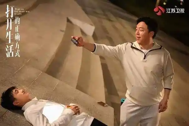 《疯狂的石头》中,他出演的小人物极度出圈,获得了很多观众的喜爱.