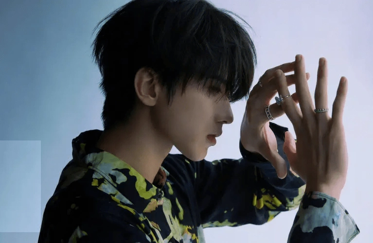 曝蔡徐坤有三个娃,女方出面指正:被蔡妈跟踪威胁,蔡妈大方承认