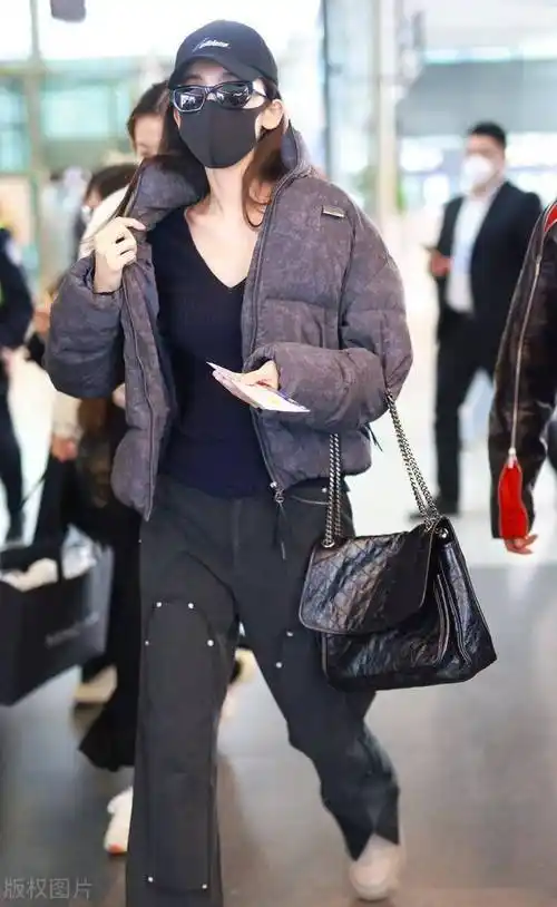 古力娜扎现身上海机场,短款羽绒服时尚酷飒
