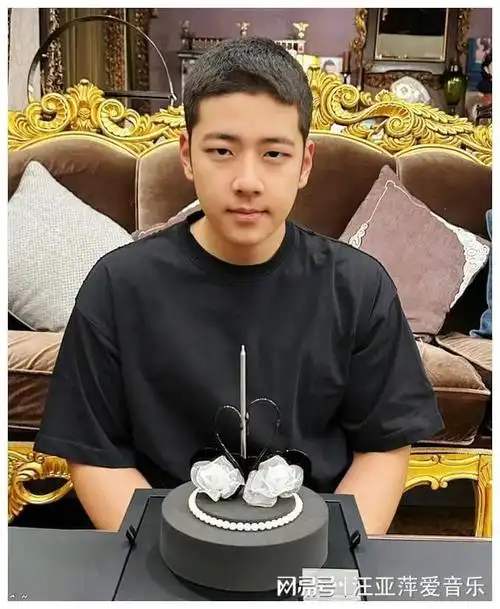 天天的近照和张亮不能说毫无差别,只能说一模一样!基因不骗人!