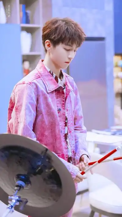 王俊凯#| 我们的乐队猫猫牌草莓夹心软糖～ cr@azure-epic