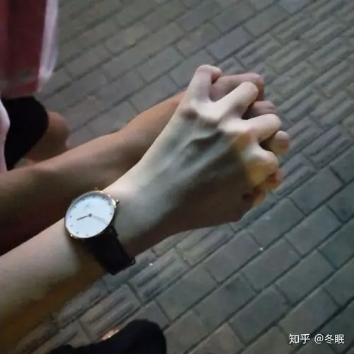 本人男生怎么假装有男朋友想求一张牵手照片或者依稀可见背影的照片发