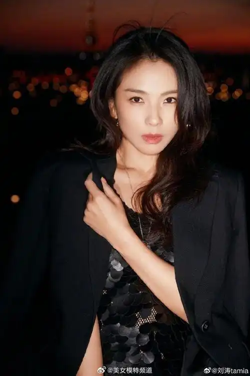 刘涛最新氛围感大片小西装搭配亮片裙御姐范十足