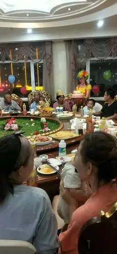 今天是您的生日,借此我们弘源大酒店总经理携全体家人在这里恭祝您