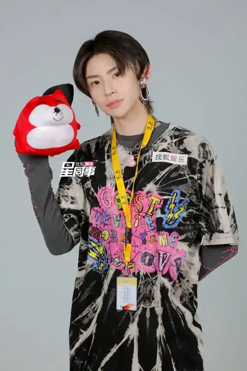 本期邀请到了中国内地男歌手,制作人小鬼王琳凯参加搜狐娱乐《星同事