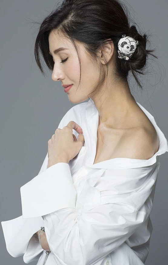 时尚:48岁李嘉欣拍钻石珠宝写真 干练妩媚十分贵气