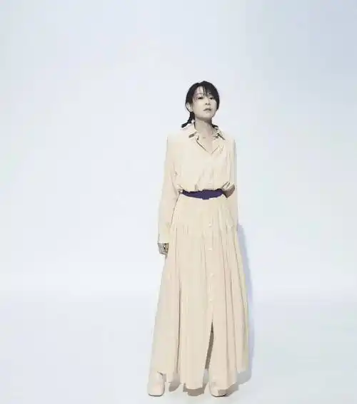 刘若英穿棉麻衣裙游乌镇,奶茶风穿搭随性自然提气质,好适合时尚女