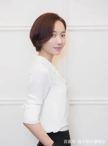 王珞丹:短发清爽干练,白衬衣酷美利落,气质不是一般的好!