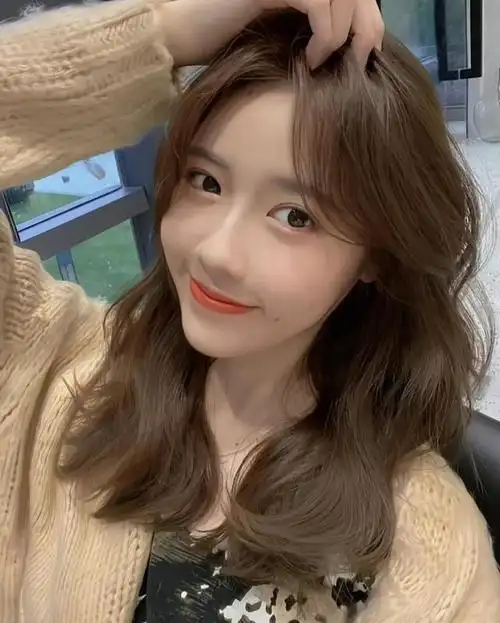 而对于许多矮个子女生来说,选择一款适合自己的时尚发型就显得尤为