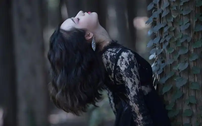 黑色系性感美女高清桌面壁纸