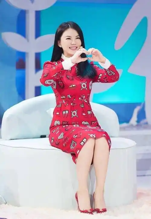 李湘真是"人间水蜜桃",这么时尚还敢穿紧身长裙,绷不住肉感