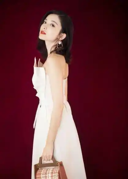 原创被古力娜扎仙女气质折服了一身白好甜美齐耳短发大耳环美极了