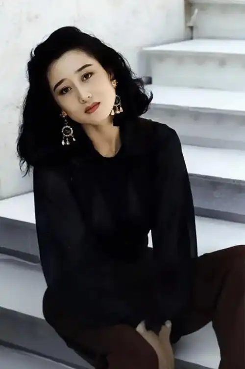 不愧是功夫巨星的夫人利智,依然美艳动人气质非凡_表演_角色_演艺事业