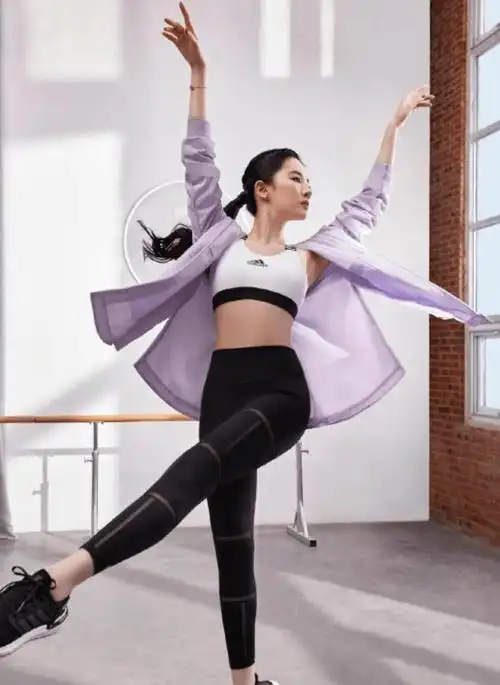 刘亦菲怎么美丽的?32岁素颜皮肤白皙,看着不过20多岁_运动_健身_粉色