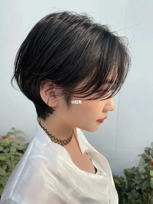 短发也是今年比较火的发型之一可成熟可青涩,无论是稚嫩的高中生还是