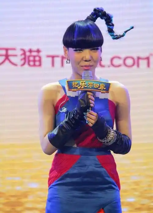 "魔音少女"吴莫愁,穿紧身粉裙秀s曲线,一刀切刘海又酷又美_粉色_裙子