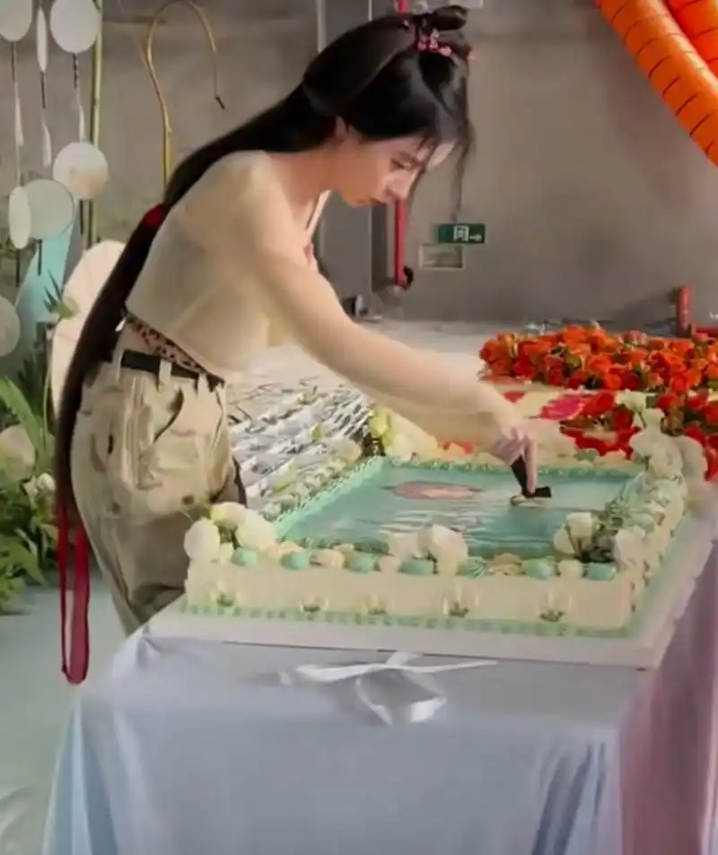 鞠婧祎29岁生日太热闹,剧组准备超大长方形蛋糕,小鞠许愿后认真切蛋糕