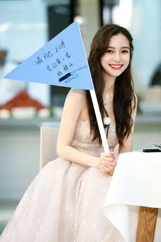 angelababy《奔跑吧》穿nicole felicia婚纱 梦幻亮片裙美出新高度