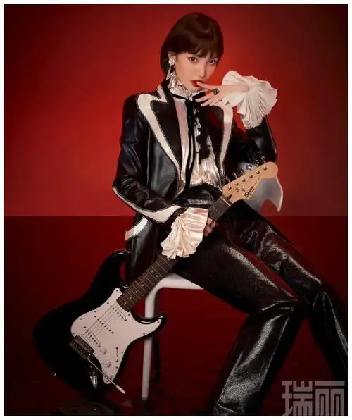 金晨最新时尚杂志照片曝光 黑色皮衣精致妆容摇滚范十足