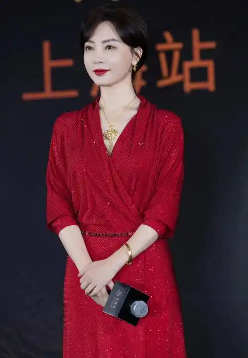 陈数出席活动,穿大红裙靓丽吸睛,涂大红唇气场全开_气质_造型_显得
