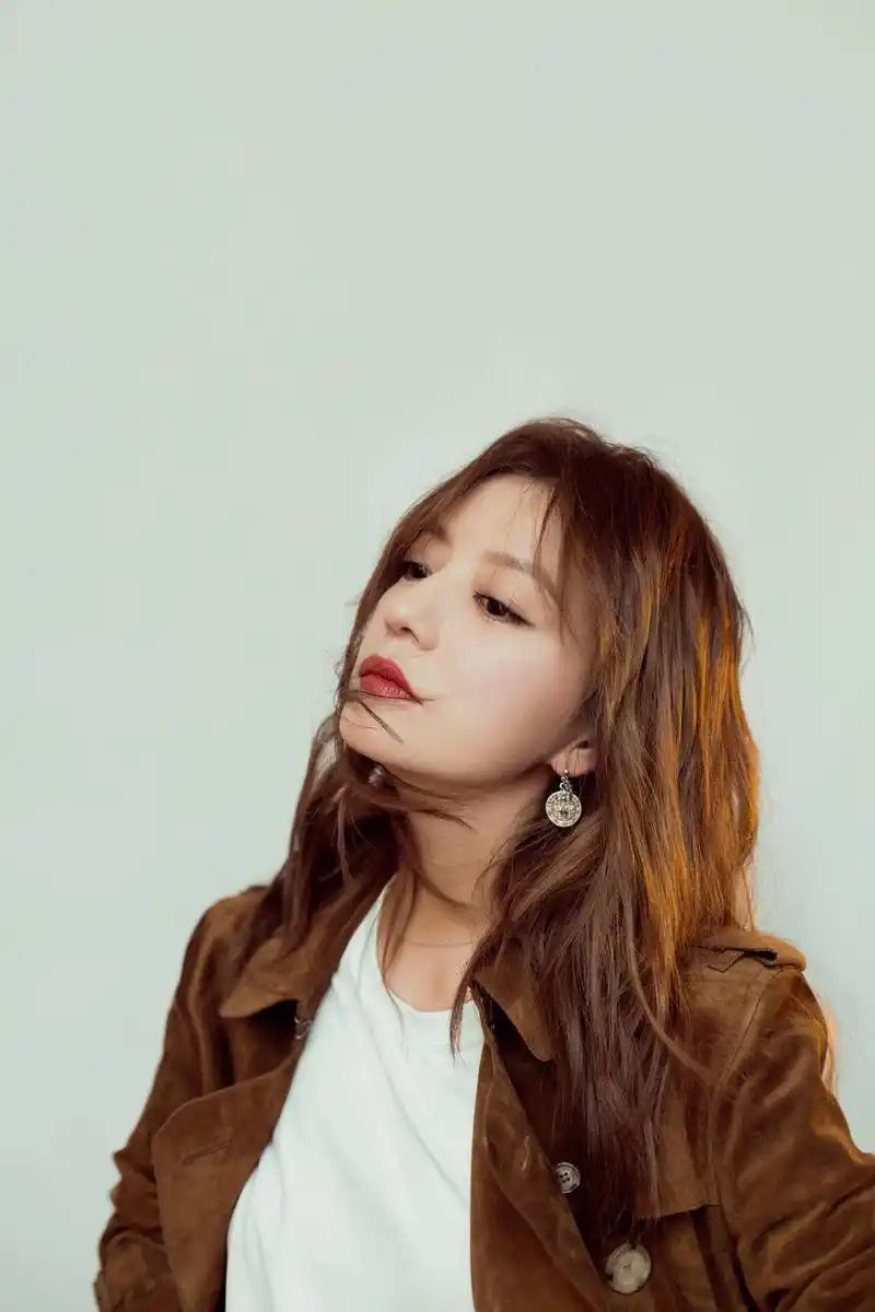 赵薇身着该品牌经典款风衣搭配all back发型大气利落,据悉整体造型是