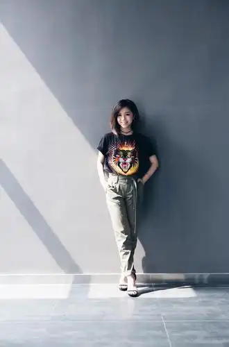 邓紫棋短发现身低头浅笑酷劲足网友称期待新歌