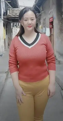 快过年了,180斤的胖女孩还在工地工作