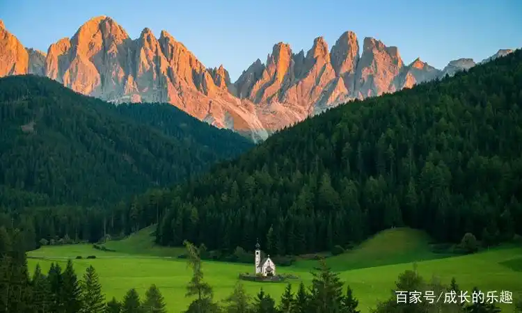 图中的大山景色非常壮观,奇峰耸立,不知道你去过这个地方没有.