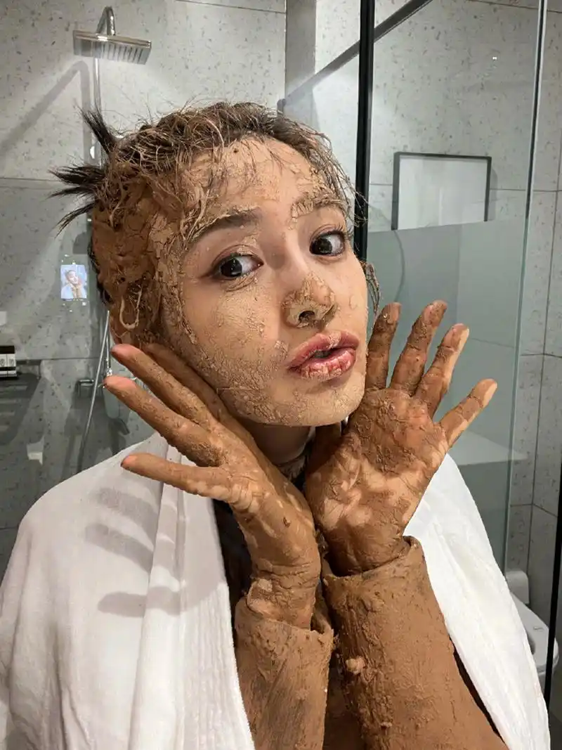 可可爱爱的baby身上泥已经干了,应该是马上准备洗澡,自拍几张照片发布