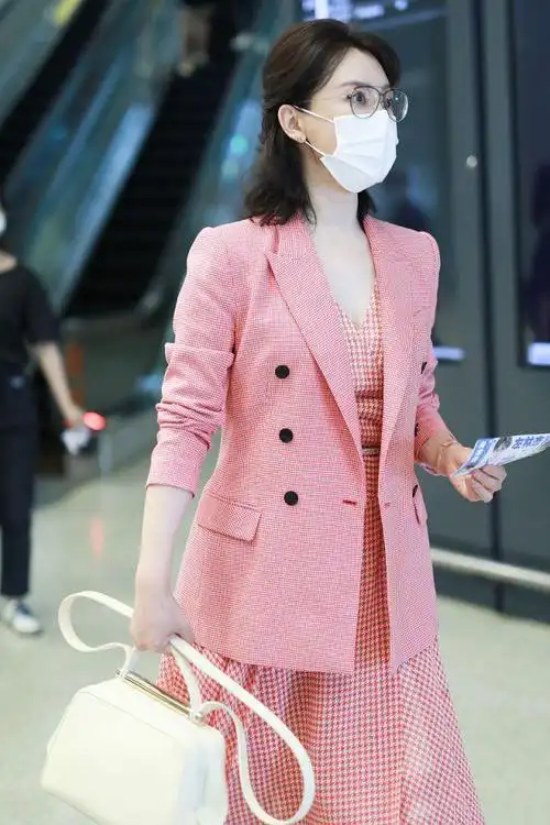西装这样穿又美又飒学陈数配粉色格子裙高贵且不失优雅