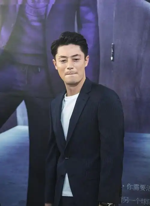 霍建华沈阳秀球技穿西装抿嘴偷笑卖萌真羡慕林心如