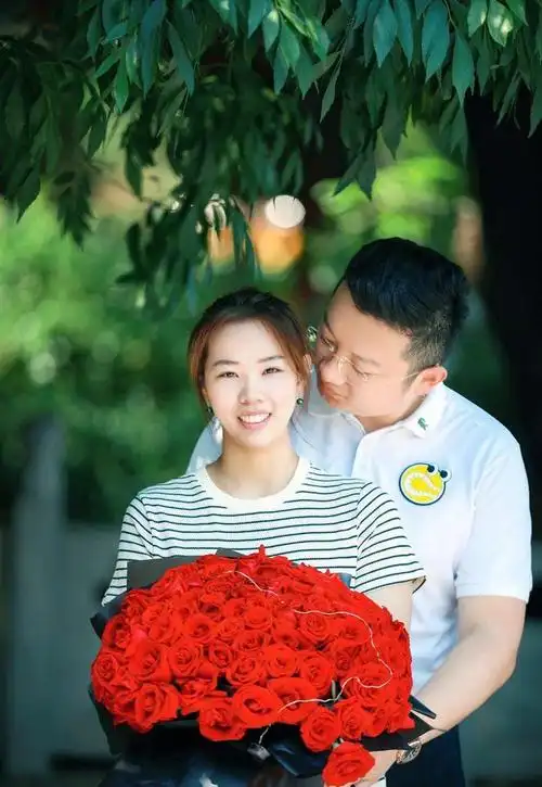 恭喜国乒名将领证结婚手捧鲜花笑容灿烂31岁刘诗雯羡慕