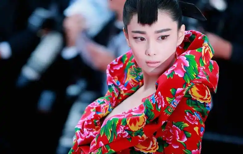 张馨予东北棉袄装抢镜第68届戛纳电影节