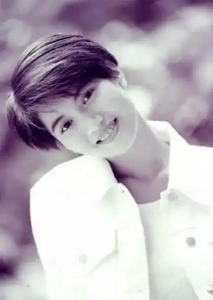 短发显英气,不得不说,袁咏仪——果真很靓大家因欣赏下来自18岁的