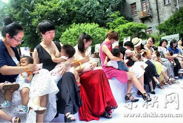 87位福州的母乳妈妈重聚三坊七巷举行哺乳快闪