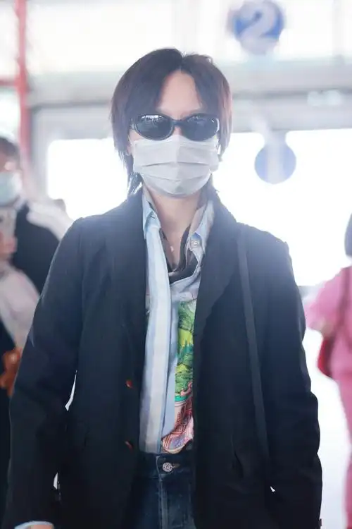 置顶周笔畅超话#周笔畅出道19周年快乐#这谁顶得住啊!老公