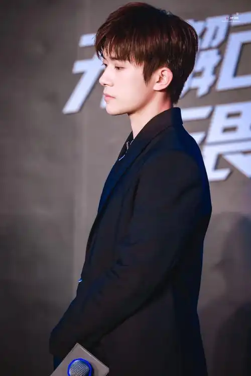 组图:易烊千玺穿黑色西装 简约又不失时尚利落干练帅气满分_高清图集