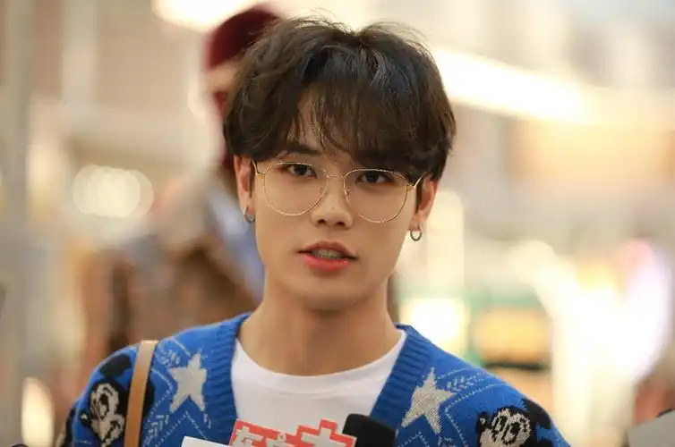 林彦俊潮装亮相眼镜杀帅气迷人引粉丝欢呼尖叫