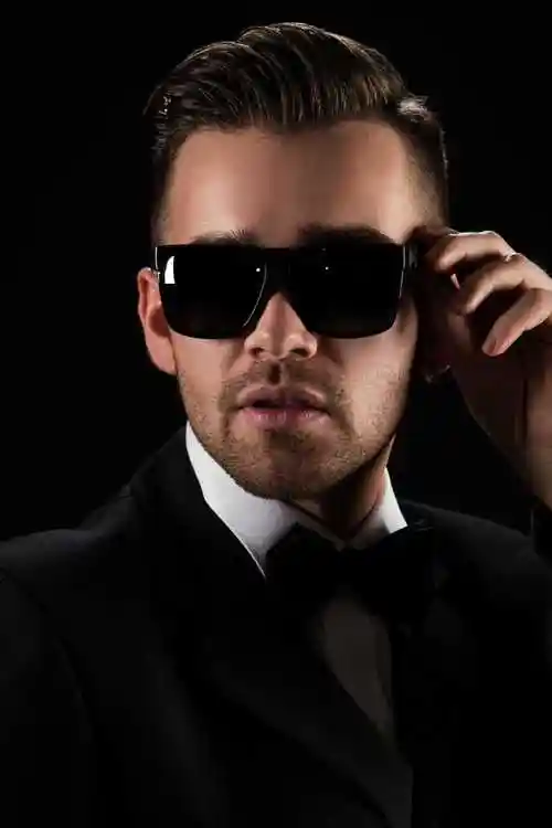 穿黑西装戴墨镜的迷人帅哥