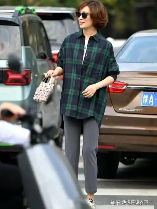 中老年人形象土气的根源:除了太花的衣服,老气颜色,还有羊毛卷 - 知乎