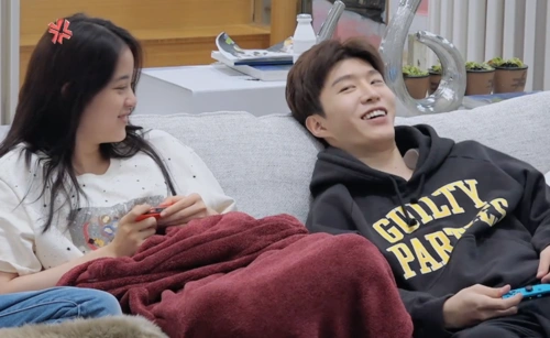 欧阳娜娜范丞丞穿情侣袜不顾镜头贴耳热聊还不承认两人关系