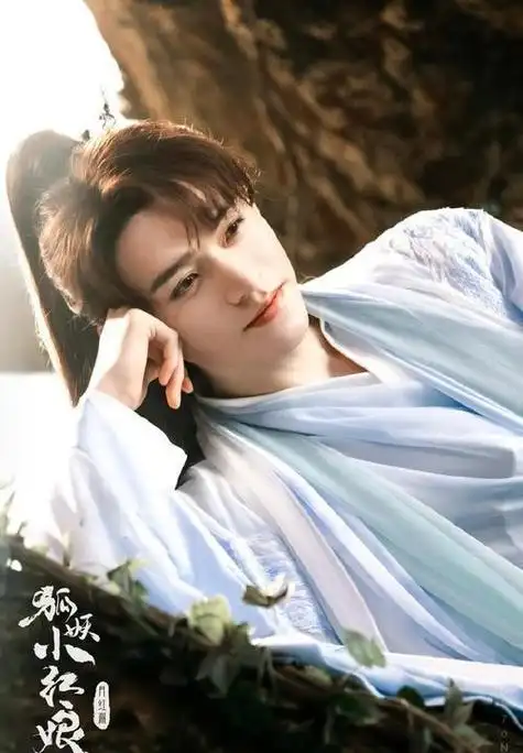 当肖战,龚俊,宋亚轩等一众男星穿上校服,你最想和谁做同桌?