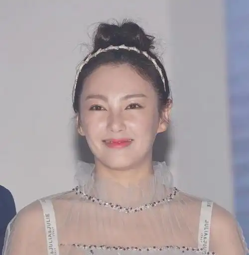 张雨绮胖出新高度,双下巴明显,身材被贴虎背熊腰!