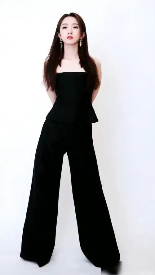 孟美岐的穿搭很有诱惑力你以为她是青春范其实优雅又高级