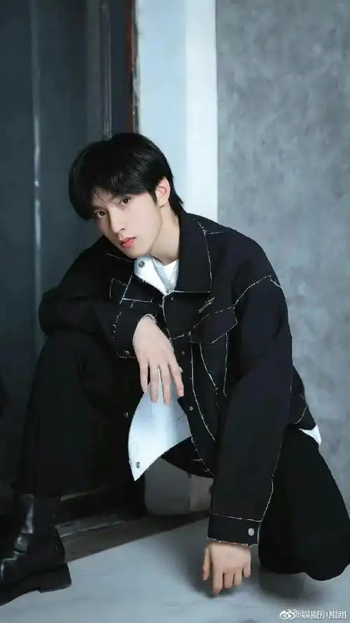 刘耀文秋日两宫格随拍