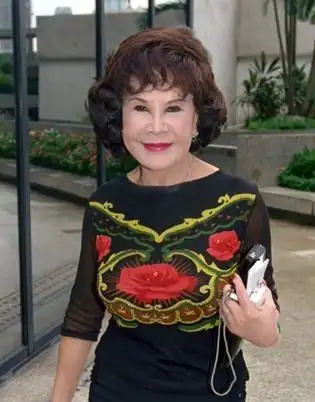 黄夏蕙,出生于1933年,她在18岁时踏进娱乐圈,并与当时的粤语演员林蛟