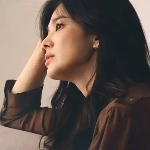 宋慧乔秋日装扮温婉可人侧颜优越气质温柔