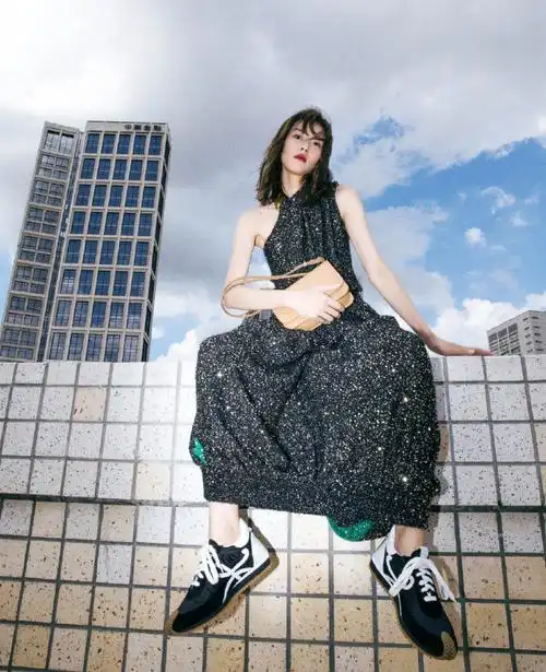 刘雯拼接亮片长裙#今日品牌活动,刘雯超话身穿loewe 2021秋冬女装