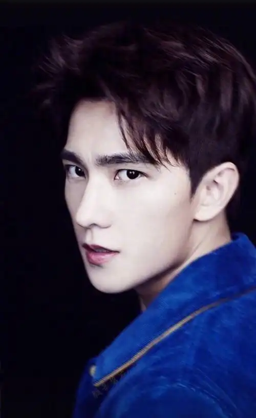 来自杨洋的侧颜杀眼神杀快接收今日份的美颜暴击